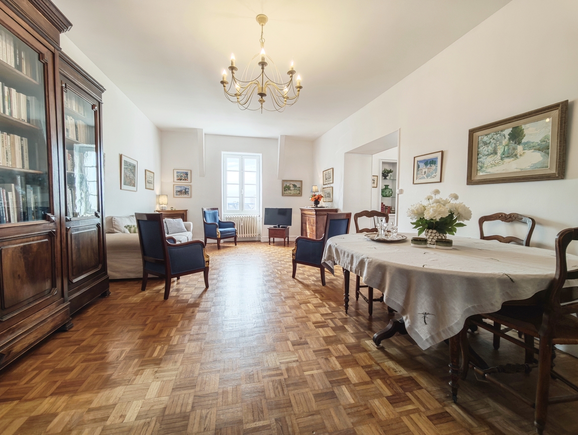 Quimper. L’élégance d’un Appartement (89 m2) dans un Manoir Historique avec Garage & Cave.