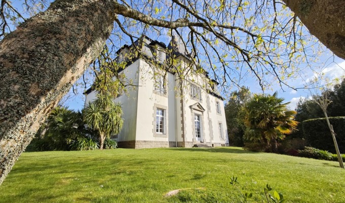 Quimper. L’élégance d’un Appartement (89 m2) dans un Manoir Historique avec Garage & Cave.