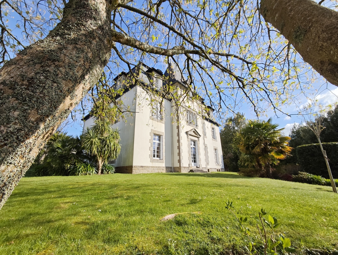 Quimper. L’élégance d’un Appartement (89 m2) dans un Manoir Historique avec Garage & Cave.