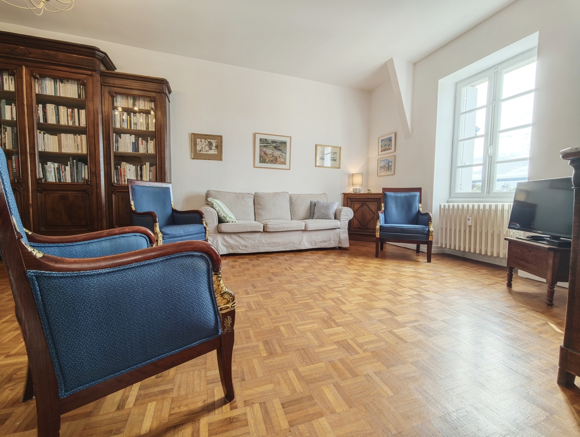 Quimper. L’élégance d’un Appartement (89 m2) dans un Manoir Historique avec Garage & Cave.