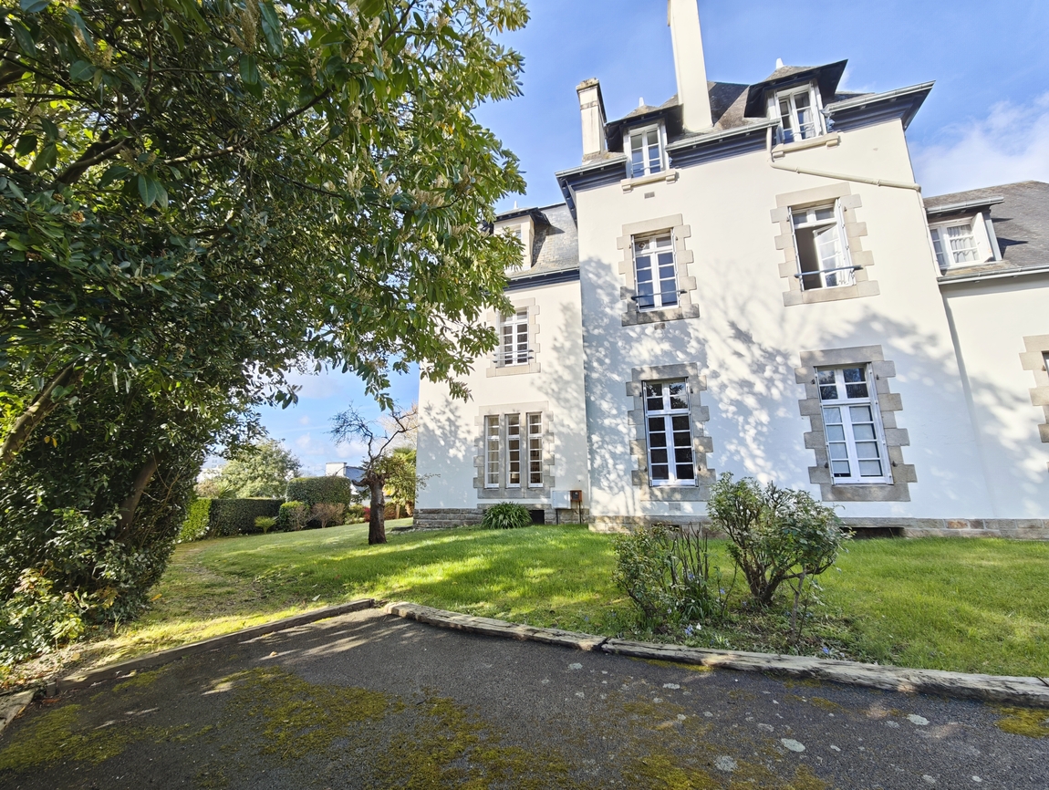 Quimper. L’élégance d’un Appartement (89 m2) dans un Manoir Historique avec Garage & Cave.