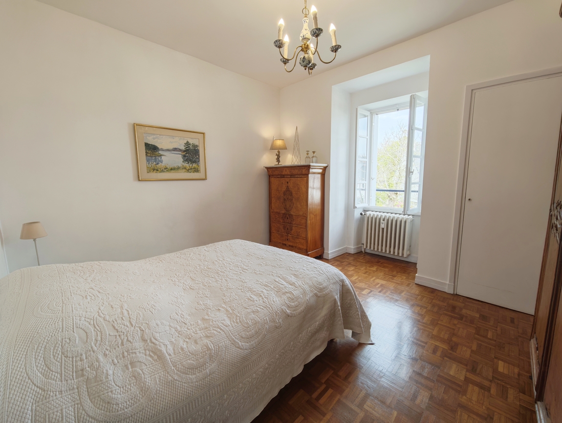 Quimper. L’élégance d’un Appartement (89 m2) dans un Manoir Historique avec Garage & Cave.