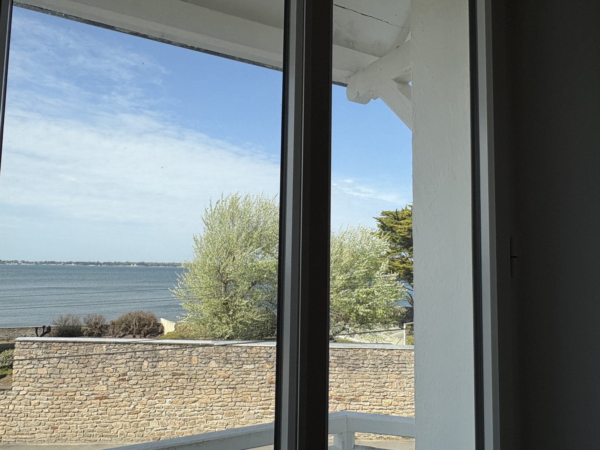Concarneau face Mer . Signature Architecturale Du XXème Siècle Aux Prestations Haute-Couture