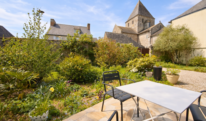 Quimper. Quartier Très Prisé de Locmaria pour Agréable Maison & son Jardin Clos de 700 m2.
