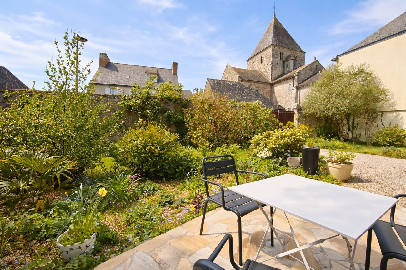 Quimper. Quartier Très Prisé de Locmaria pour Agréable Maison & son Jardin Clos de 700 m2.