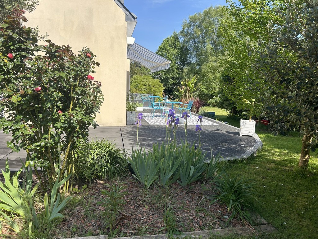 Quimper Sud – L’intemporelle Contemporaine de 2001, 4 Chambres, Sous-Sol & Jardin Arboré