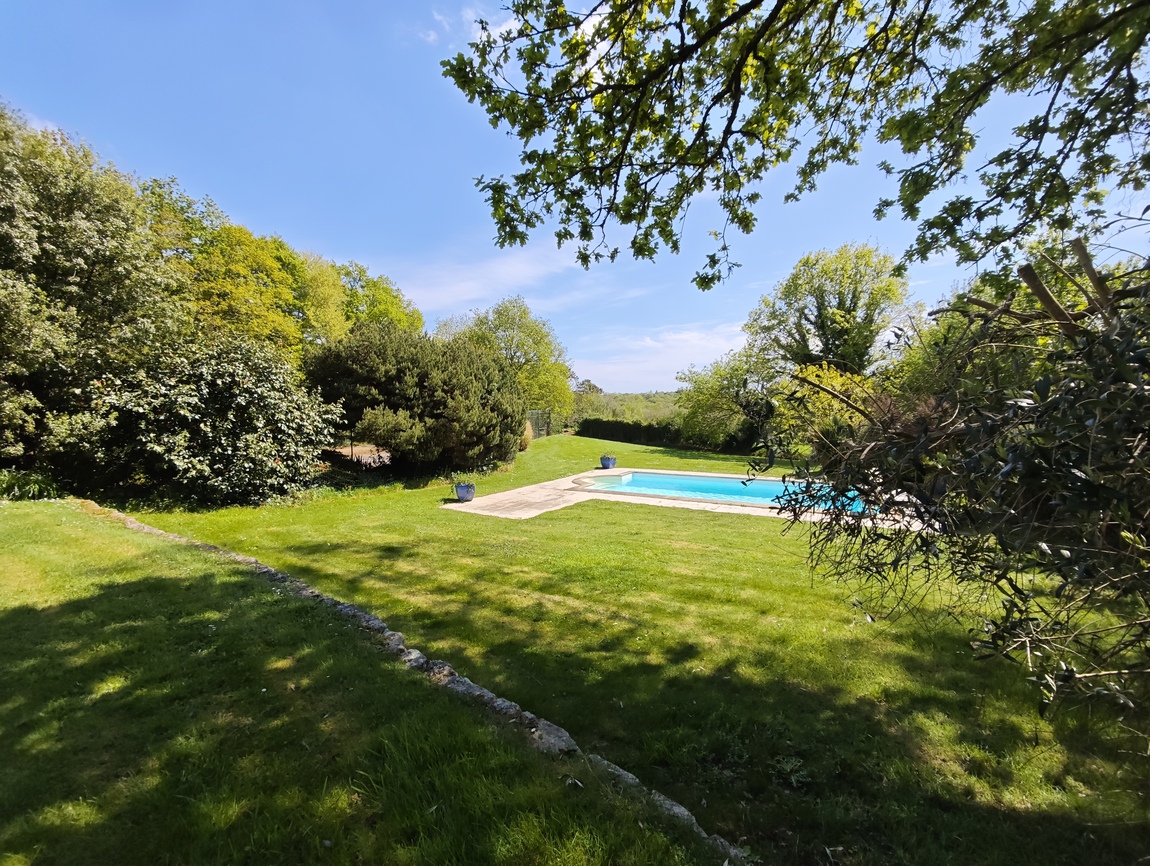 Quimper Route des Plages. Remarquable Maison d’Architecte (240 m2) avec Piscine & Terrain de 4200 m2