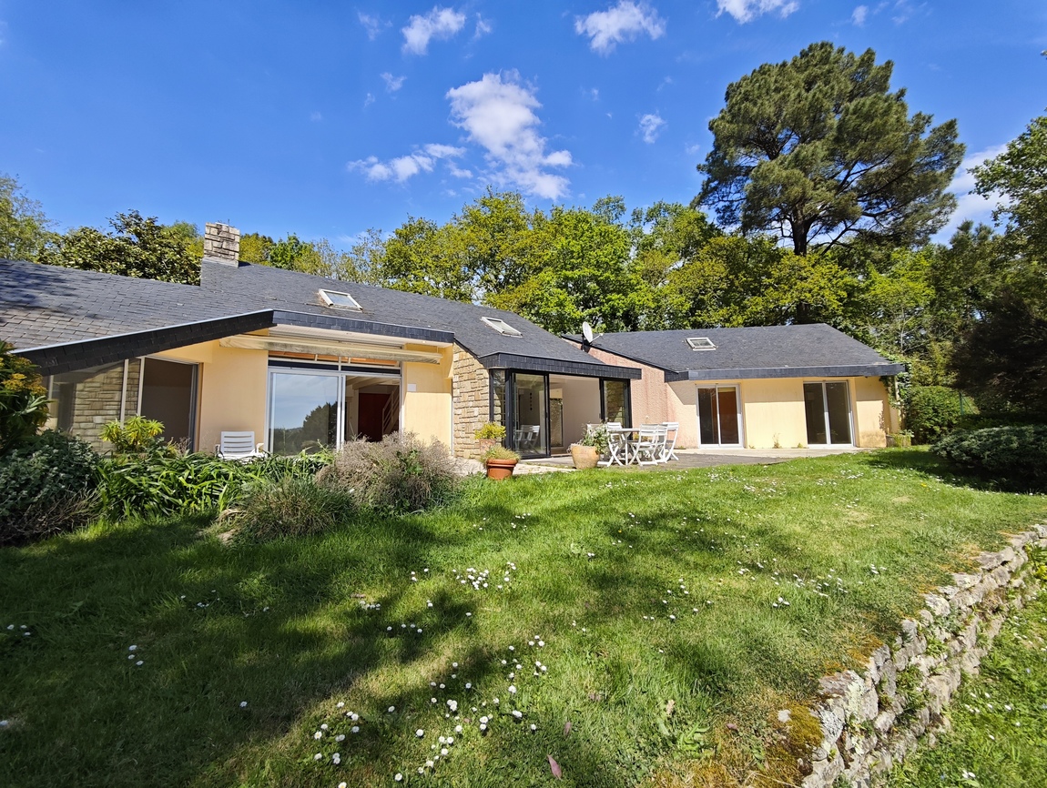 Quimper Route des Plages. Remarquable Maison d’Architecte (240 m2) avec Piscine & Terrain de 4200 m2