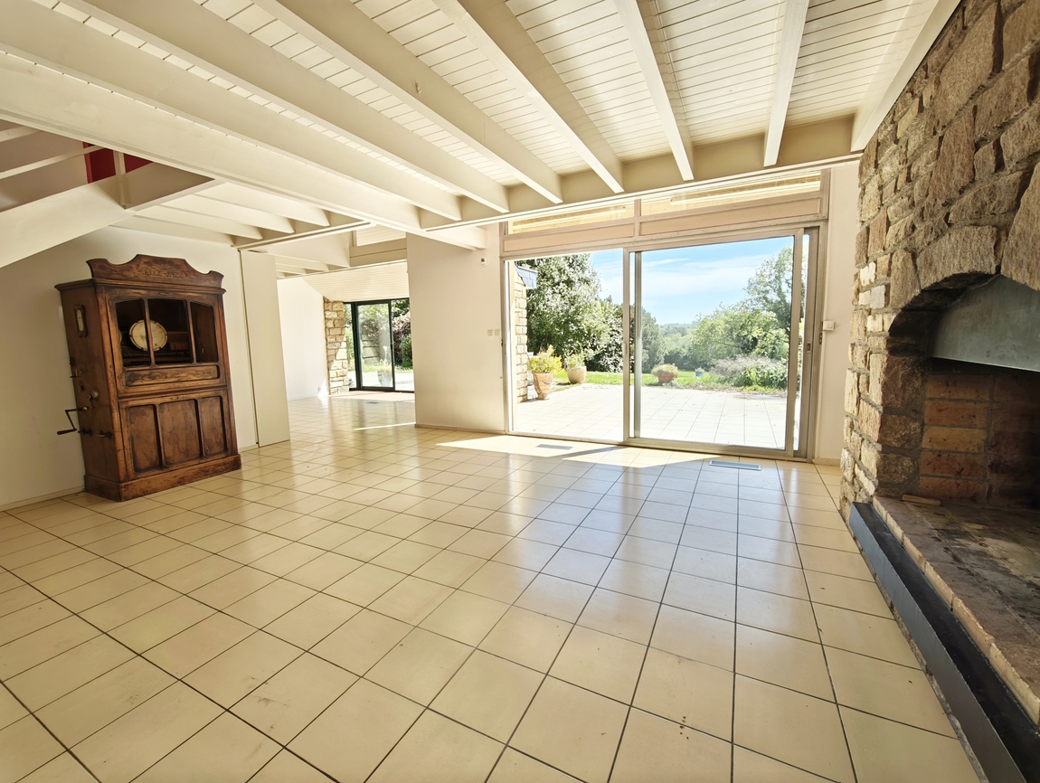 Quimper Route des Plages. Remarquable Maison d’Architecte (240 m2) avec Piscine & Terrain de 4200 m2