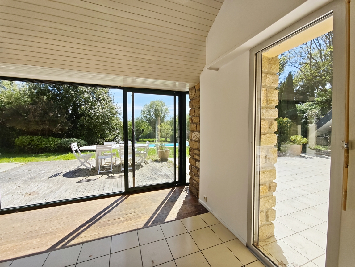 Quimper Route des Plages. Remarquable Maison d’Architecte (240 m2) avec Piscine & Terrain de 4200 m2
