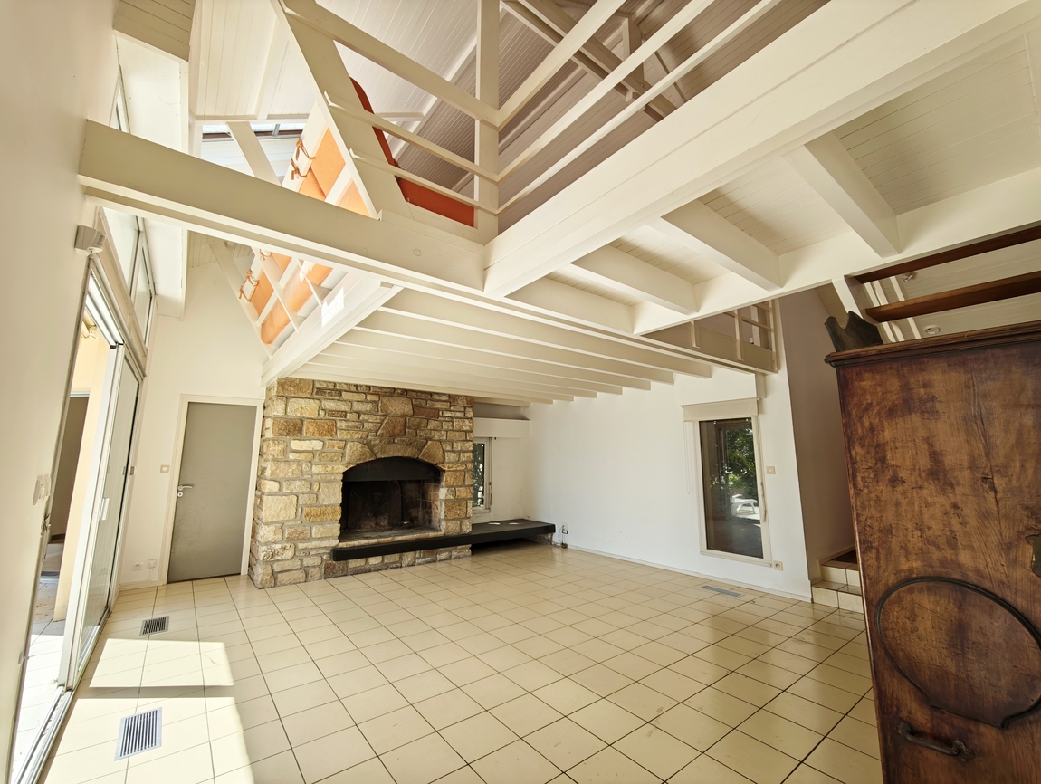 Quimper Route des Plages. Remarquable Maison d’Architecte (240 m2) avec Piscine & Terrain de 4200 m2