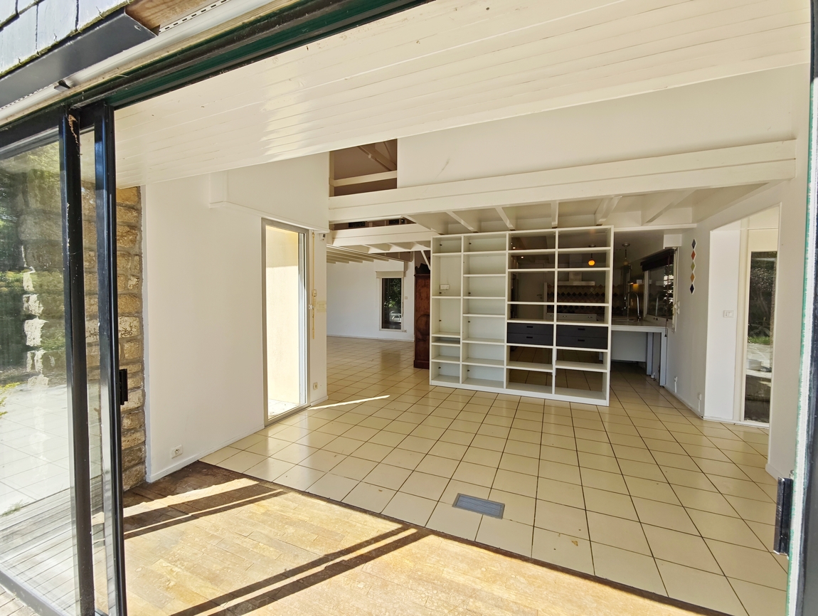 Quimper Route des Plages. Remarquable Maison d’Architecte (240 m2) avec Piscine & Terrain de 4200 m2