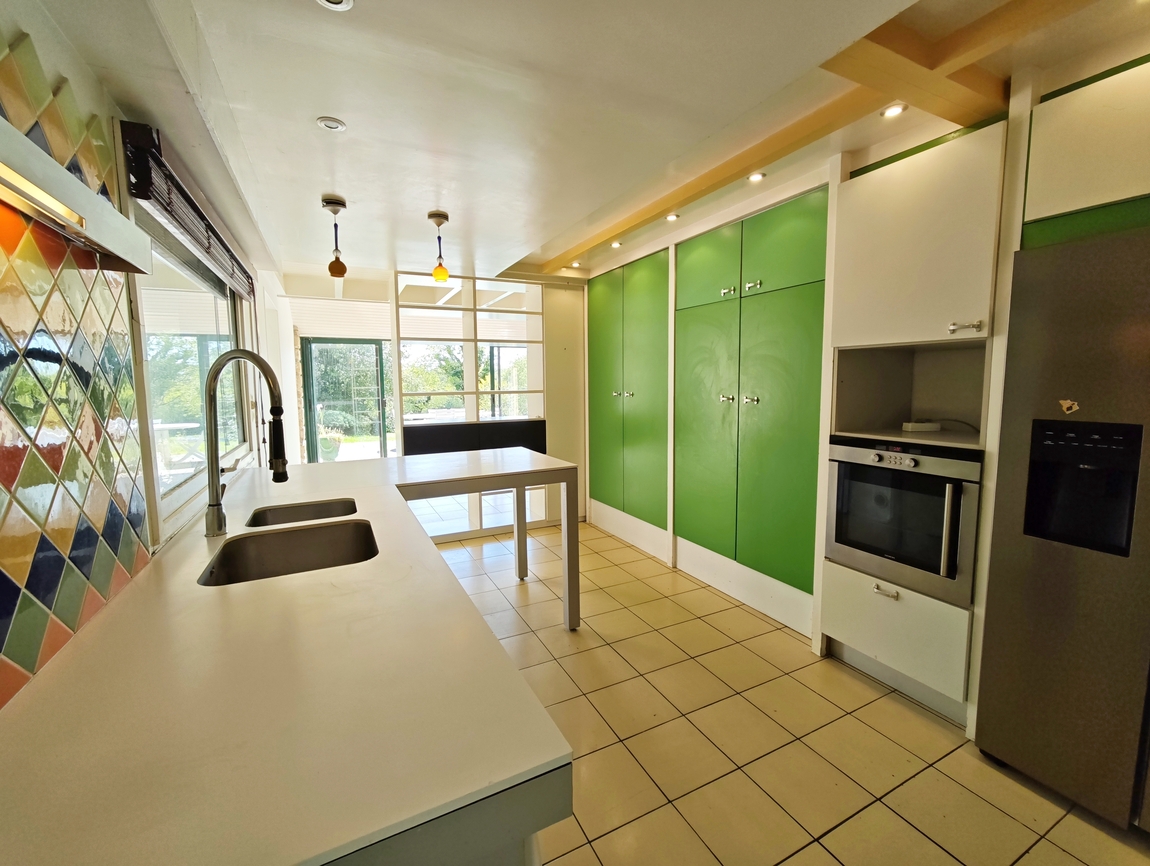 Quimper Route des Plages. Remarquable Maison d’Architecte (240 m2) avec Piscine & Terrain de 4200 m2