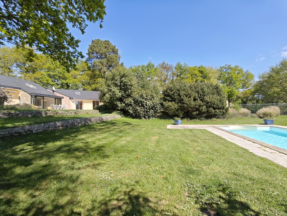 Quimper Route des Plages. Remarquable Maison d’Architecte (240 m2) avec Piscine & Terrain de 4200 m2