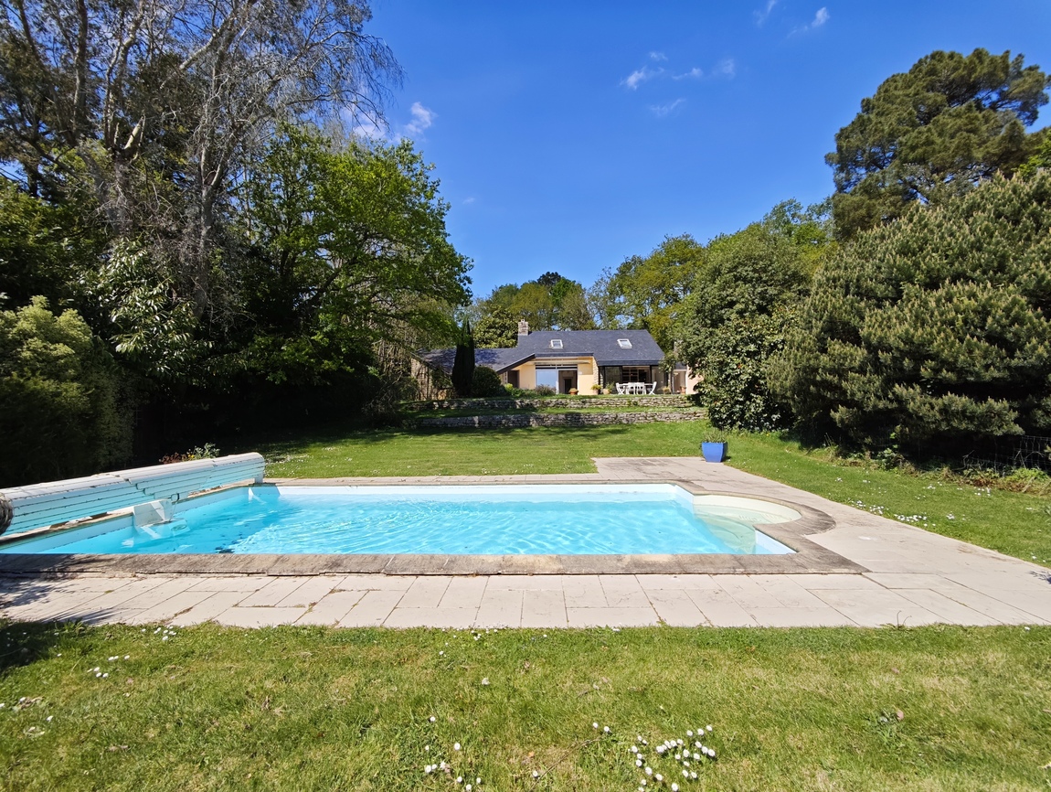 Quimper Route des Plages. Remarquable Maison d’Architecte (240 m2) avec Piscine & Terrain de 4200 m2