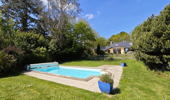 Quimper Route des Plages. Remarquable Maison d’Architecte (240 m2) avec Piscine & Terrain de 4200 m2