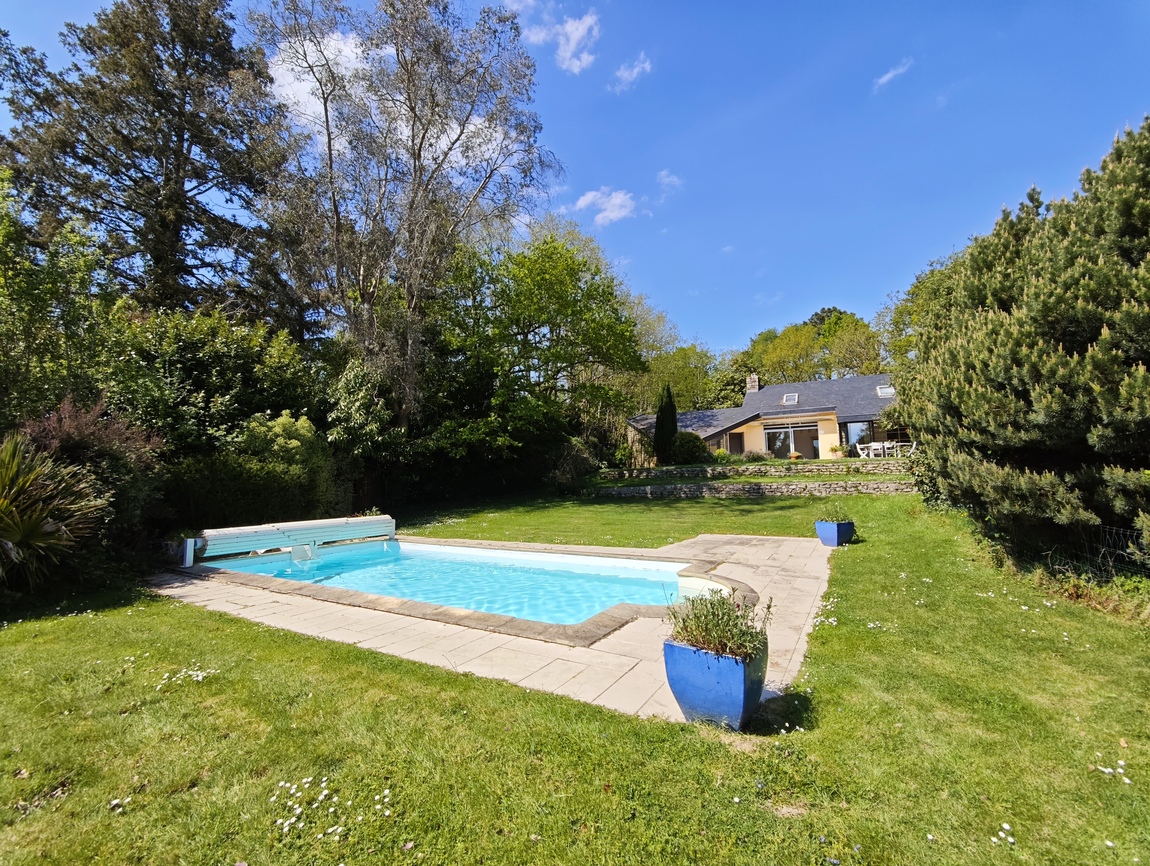 Quimper Route des Plages. Remarquable Maison d’Architecte (240 m2) avec Piscine & Terrain de 4200 m2