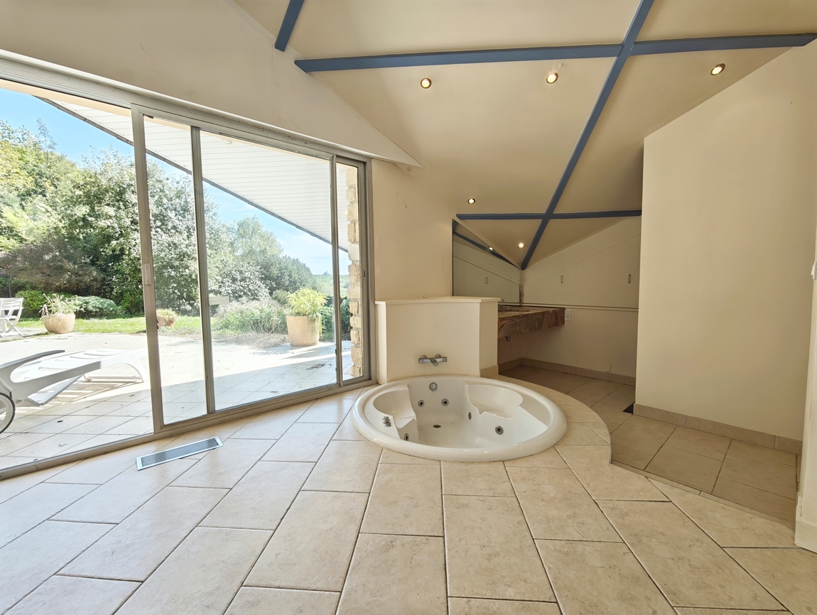 Quimper Route des Plages. Remarquable Maison d’Architecte (240 m2) avec Piscine & Terrain de 4200 m2