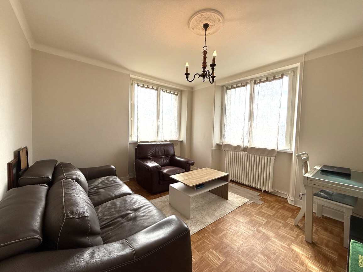 Pont-Croix – Vue sur la Rivière du Goyen pour cette Maison des Années 60 située au Cœur de la Cité Médiévale