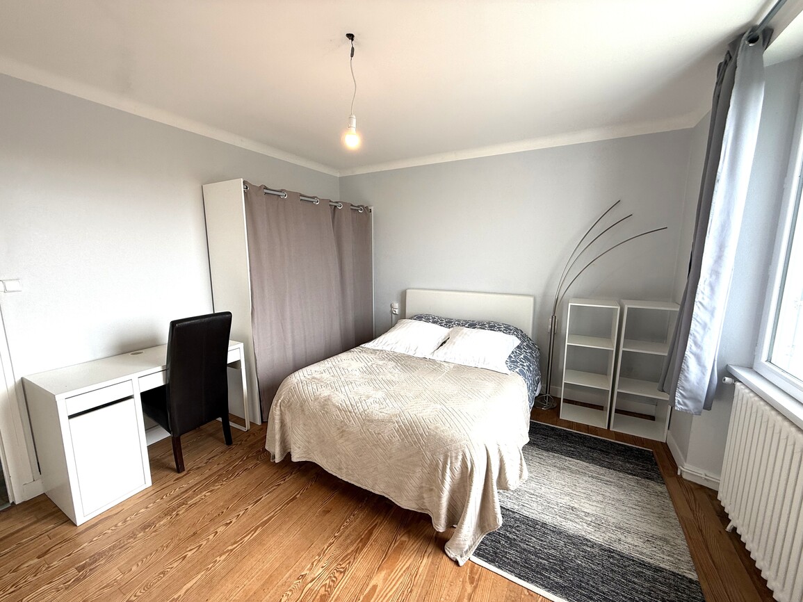 Pont-Croix – Vue sur la Rivière du Goyen pour cette Maison des Années 60 située au Cœur de la Cité Médiévale