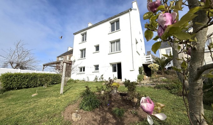 Pont-Croix – Vue sur la Rivière du Goyen pour cette Maison des Années 60 située au Cœur de la Cité Médiévale