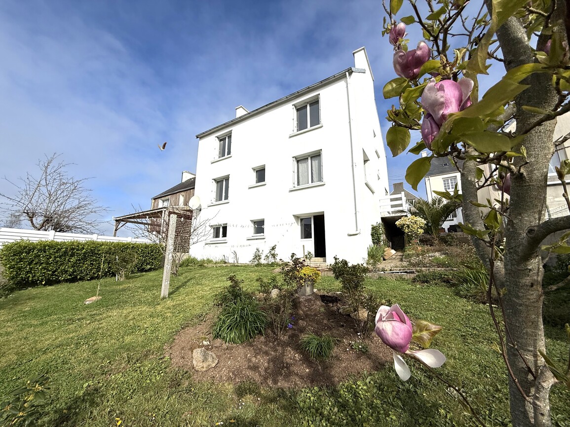 Pont-Croix – Vue sur la Rivière du Goyen pour cette Maison des Années 60 située au Cœur de la Cité Médiévale