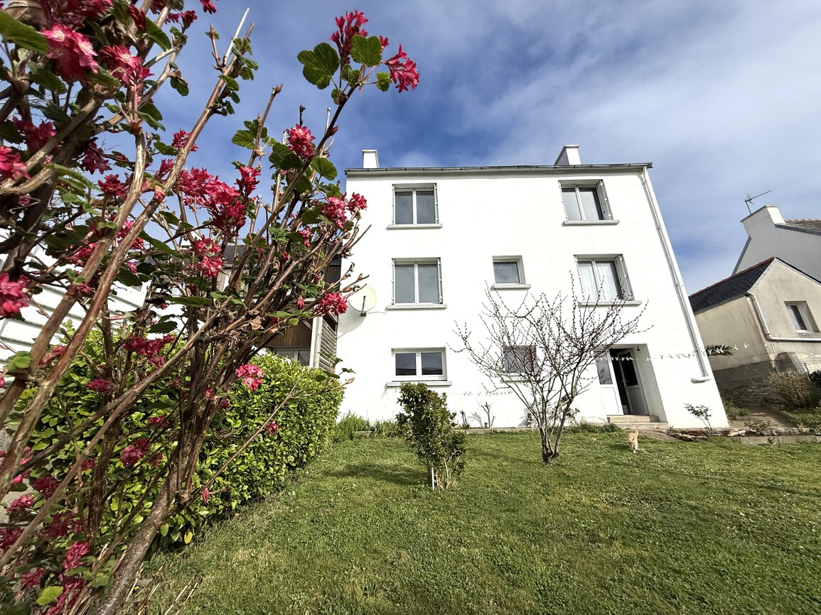Pont-Croix – Vue sur la Rivière du Goyen pour cette Maison des Années 60 située au Cœur de la Cité Médiévale