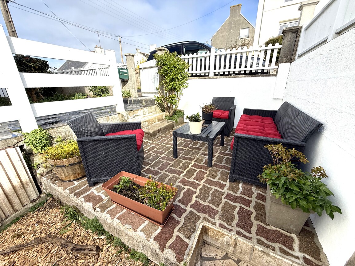 Pont-Croix – Vue sur la Rivière du Goyen pour cette Maison des Années 60 située au Cœur de la Cité Médiévale