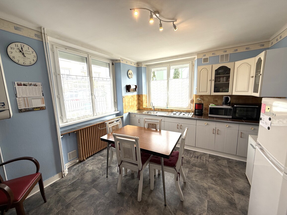 Pont-Croix – Vue sur la Rivière du Goyen pour cette Maison des Années 60 située au Cœur de la Cité Médiévale