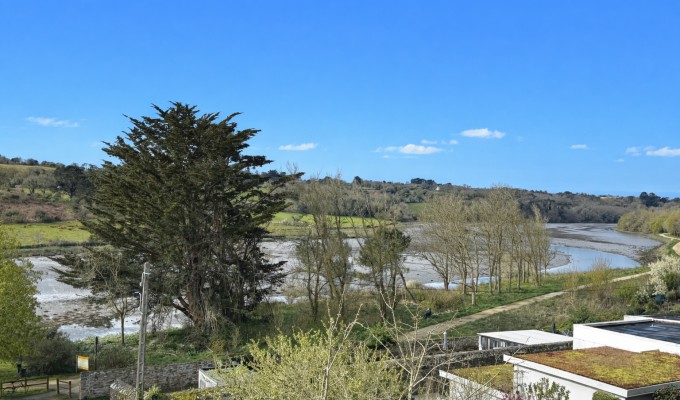 Pont-Croix – Vue sur la Rivière du Goyen pour cette Maison des Années 60 située au Cœur de la Cité Médiévale