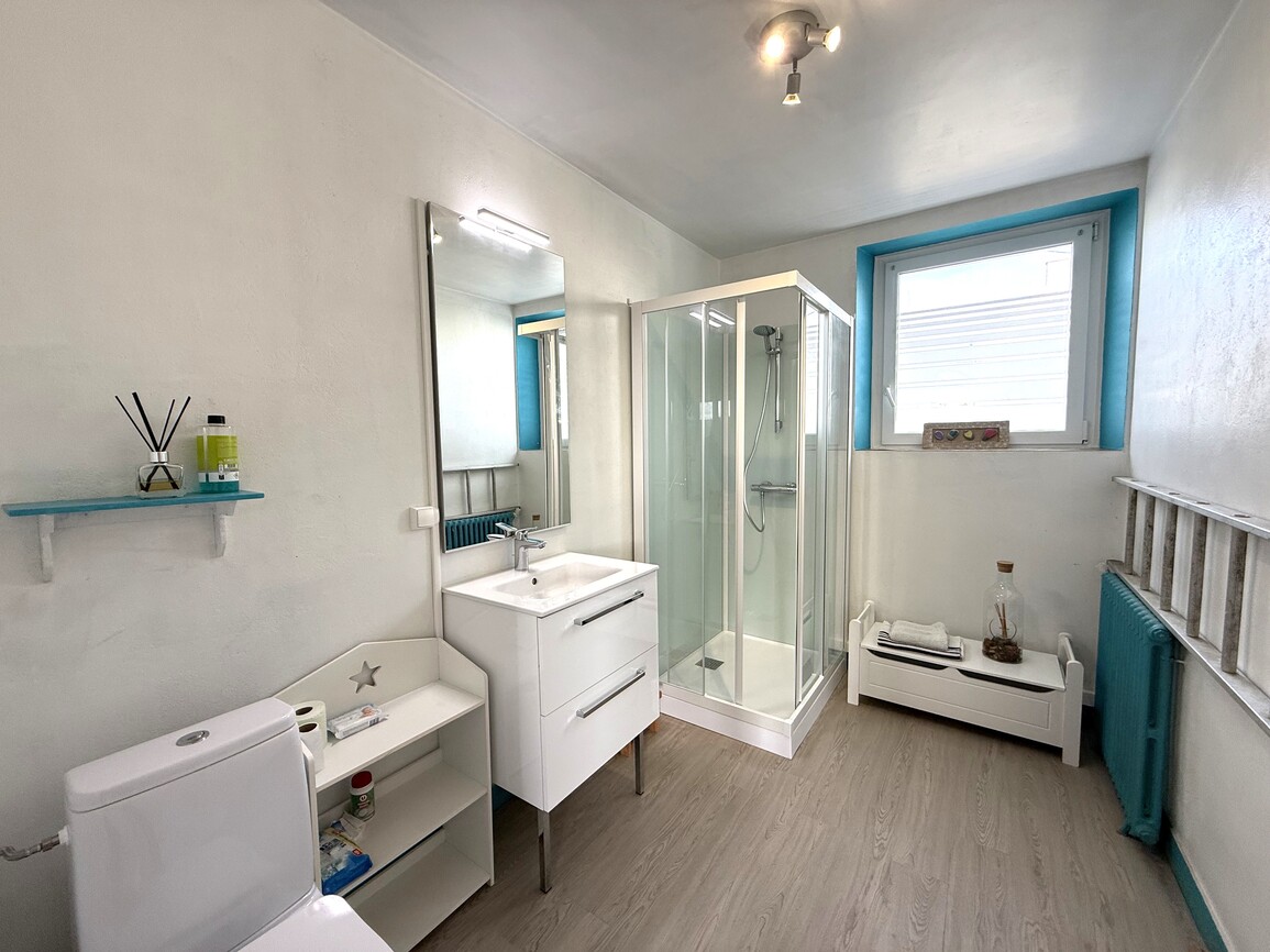 Pont-Croix – Vue sur la Rivière du Goyen pour cette Maison des Années 60 située au Cœur de la Cité Médiévale