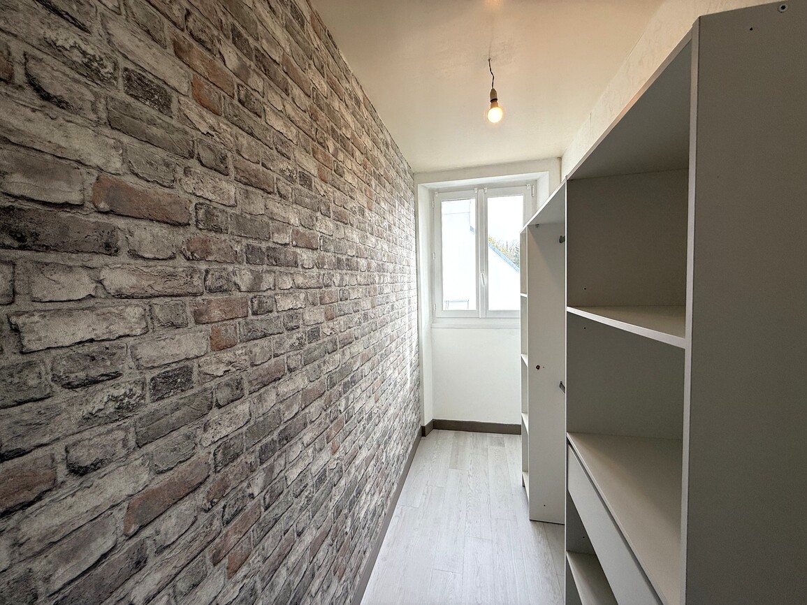 Pont-Croix – Vue sur la Rivière du Goyen pour cette Maison des Années 60 située au Cœur de la Cité Médiévale