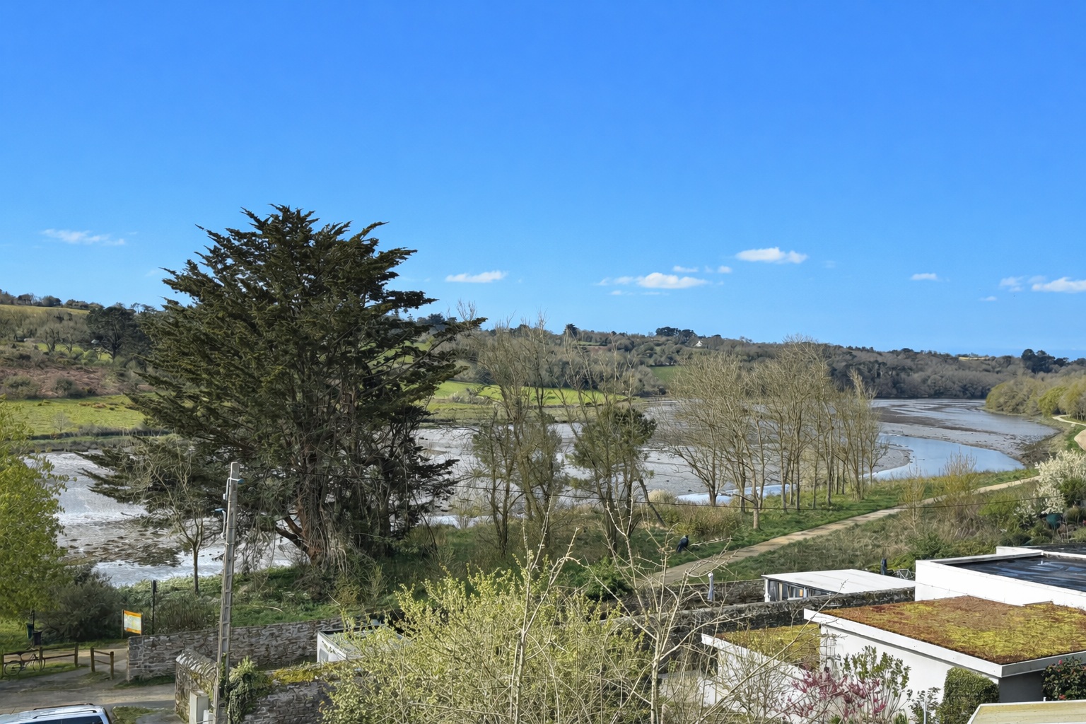 Pont-Croix – Vue sur la Rivière du Goyen pour cette Maison des Années 60 située au Cœur de la Cité Médiévale