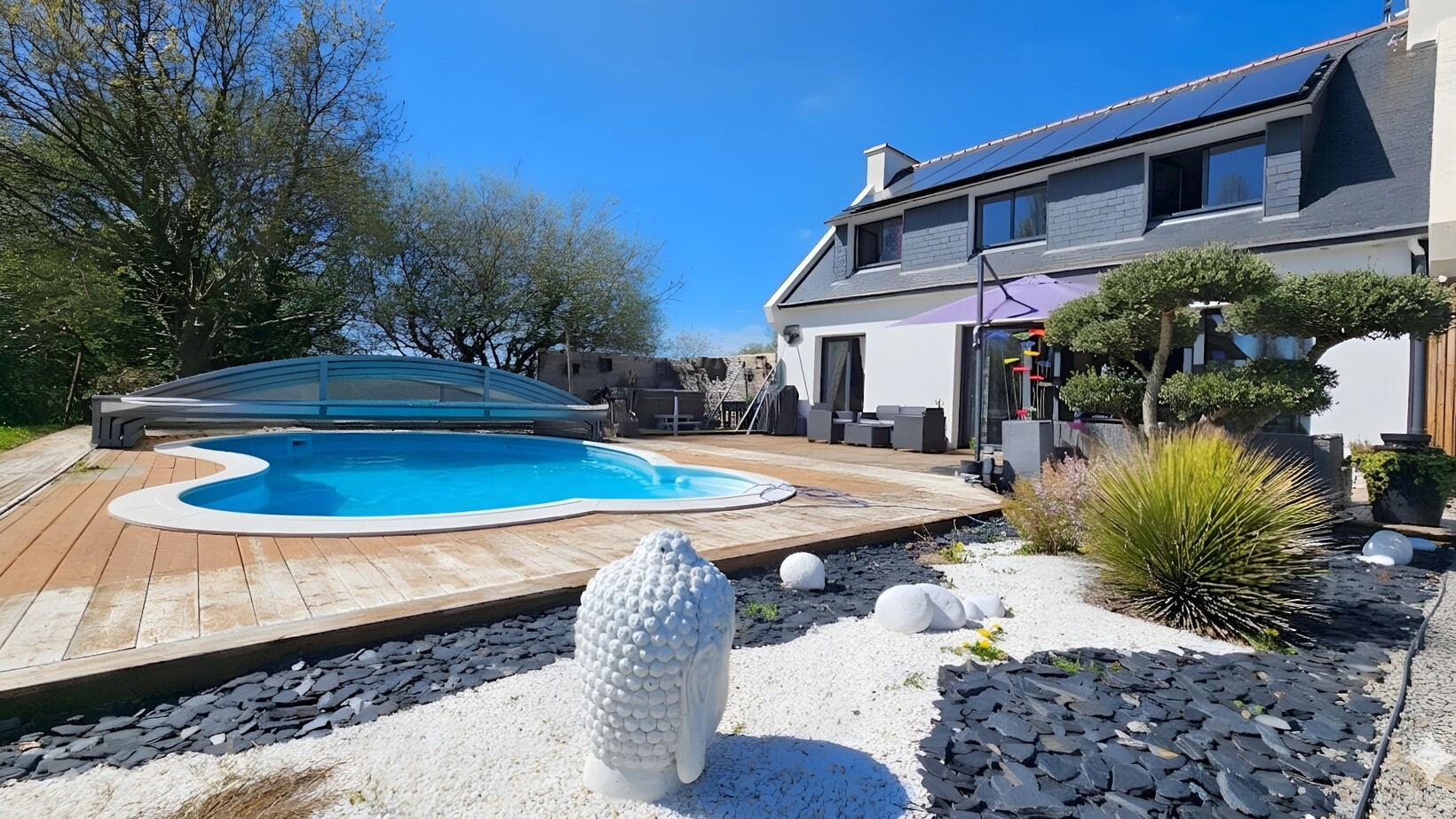 TREGUNC – Élégante Maison Familiale Rénovée & Cadre Champêtre avec Piscine à 2 km des Plages