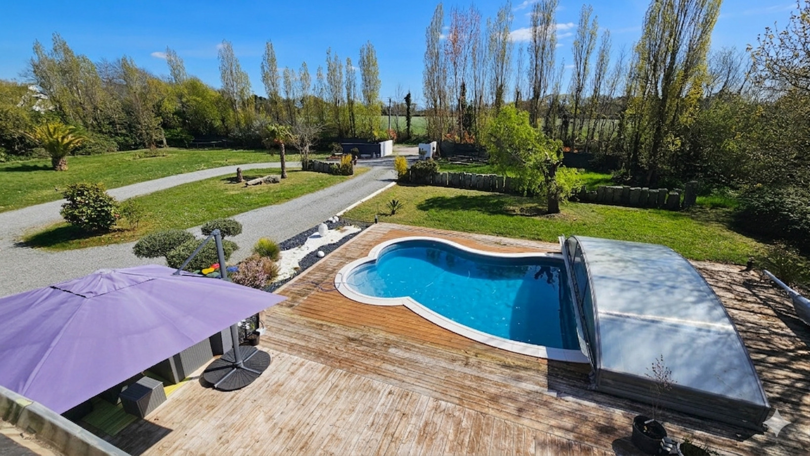 TREGUNC – Élégante Maison Familiale Rénovée & Cadre Champêtre avec Piscine à 2 km des Plages