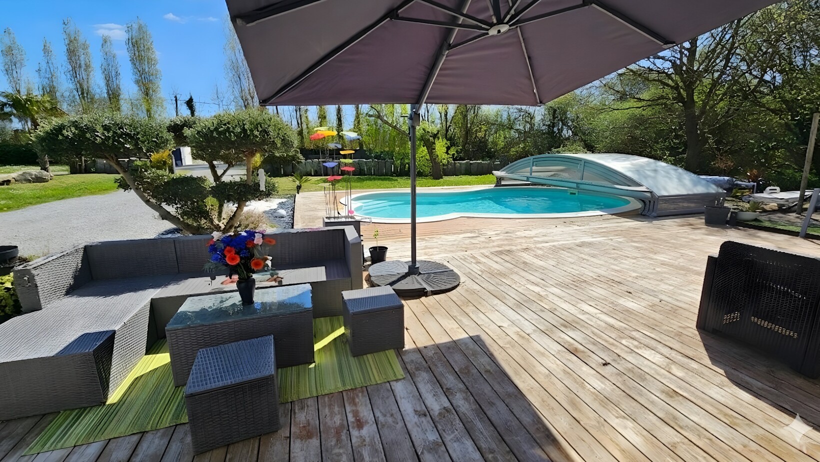 TREGUNC – Élégante Maison Familiale Rénovée & Cadre Champêtre avec Piscine à 2 km des Plages
