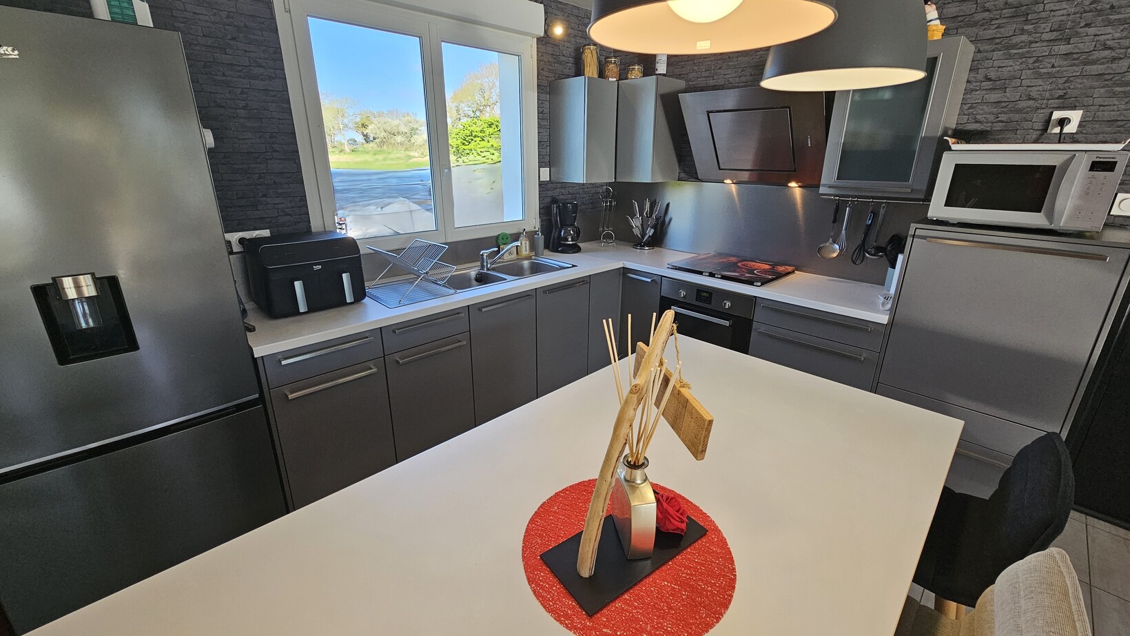 TREGUNC – Élégante Maison Familiale Rénovée & Cadre Champêtre avec Piscine à 2 km des Plages