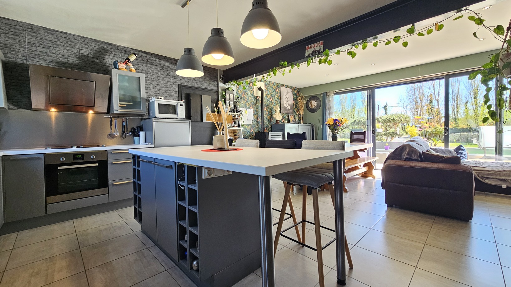 TREGUNC – Élégante Maison Familiale Rénovée & Cadre Champêtre avec Piscine à 2 km des Plages