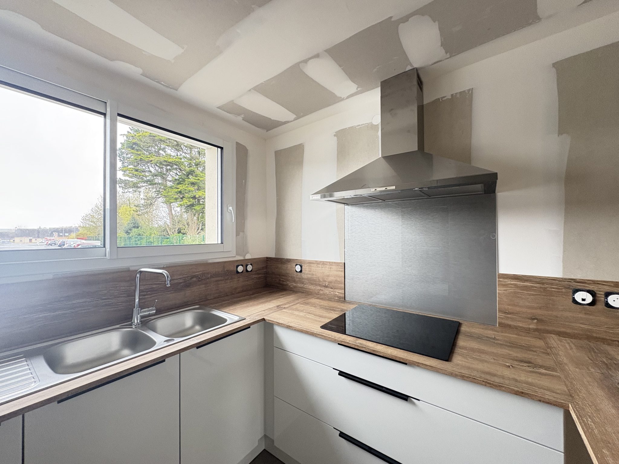 Saint-Evarzec, Maison Neuve De Plain-Pied Avec Garage & Jardin A Proximité  des Commerces & des Ecoles