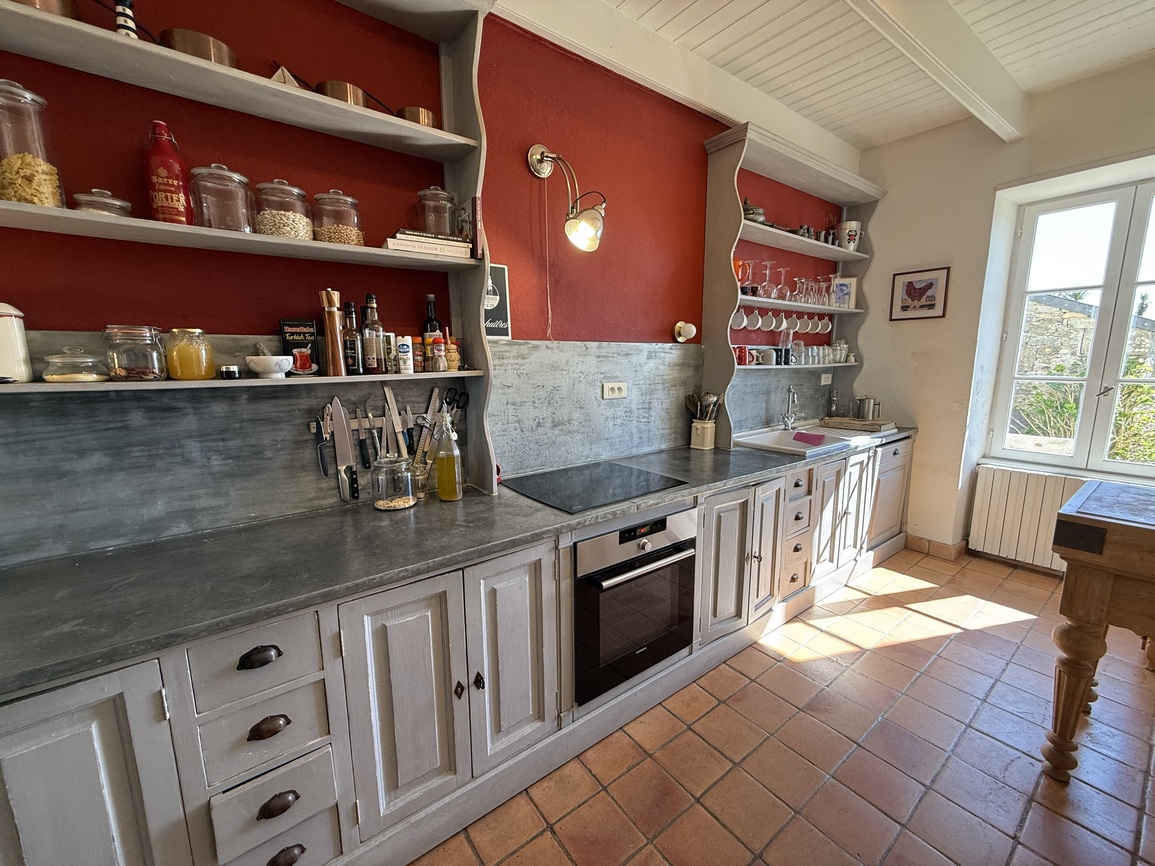 Primelin – Maison de Maître & sa Forge Située à 300m de la Mer sur un Terrain Arboré de 2320 m²