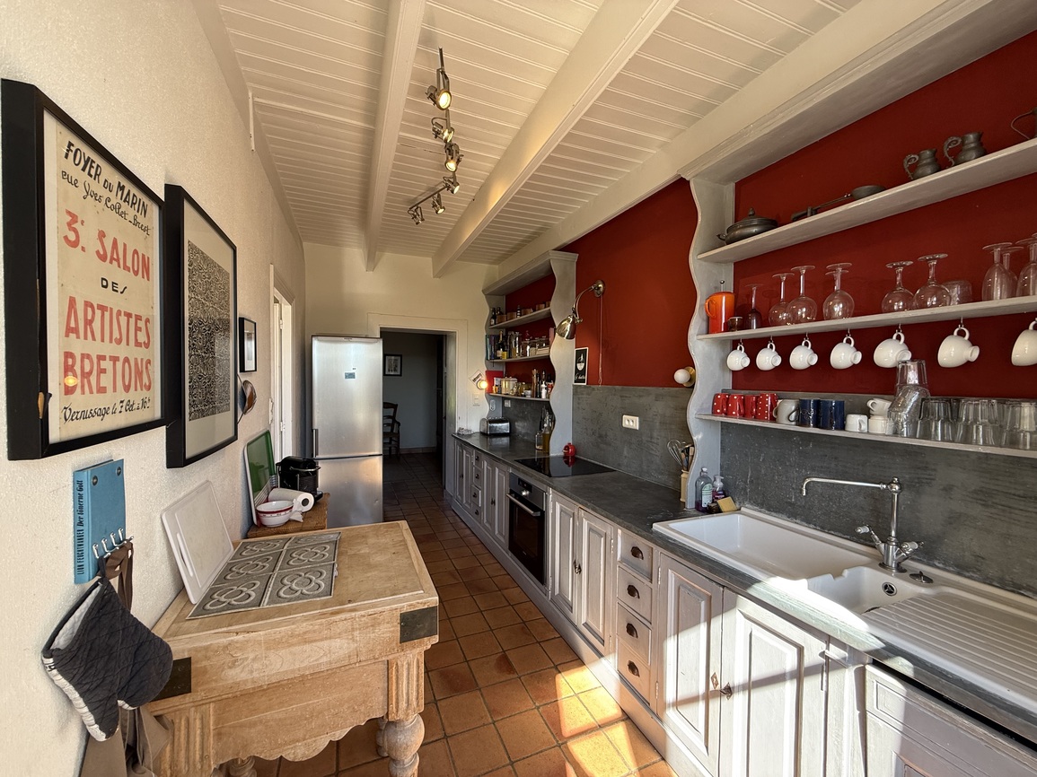 Primelin – Maison de Maître & sa Forge Située à 300m de la Mer sur un Terrain Arboré de 2320 m²