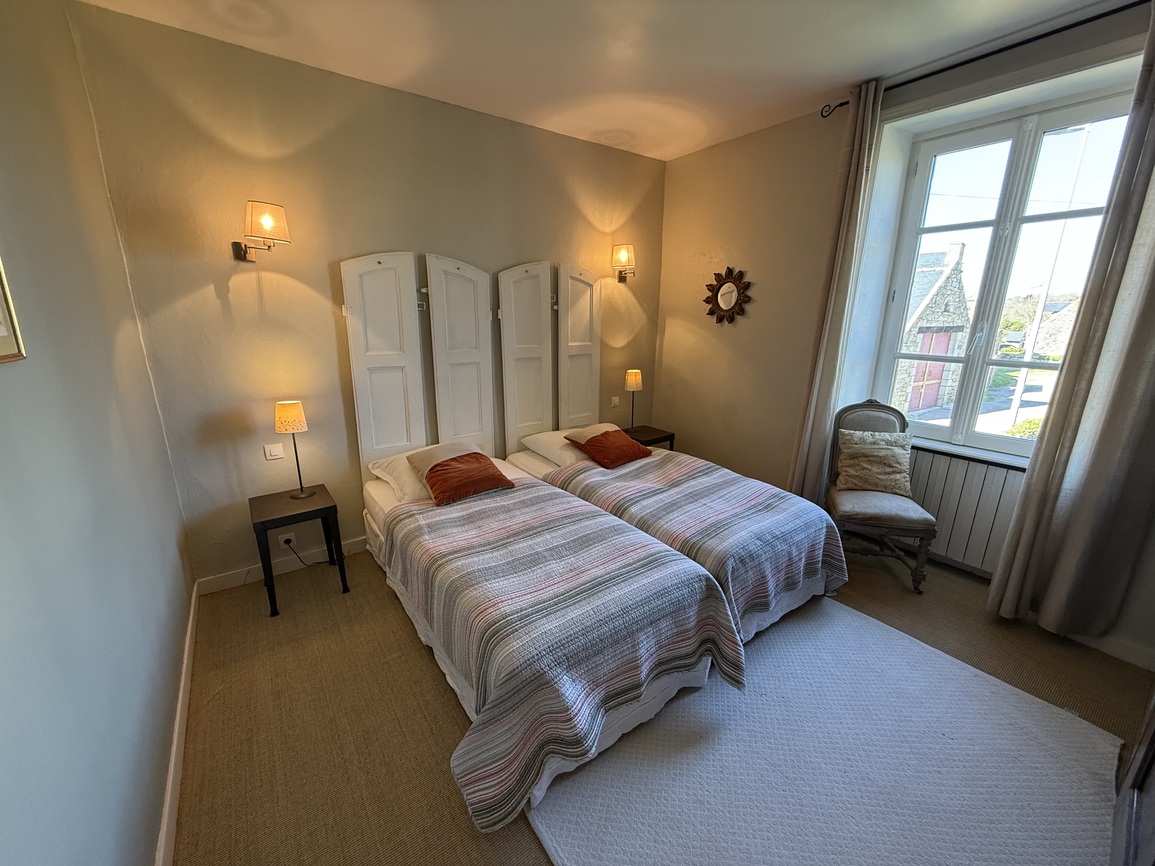 Primelin – Maison de Maître & sa Forge Située à 300m de la Mer sur un Terrain Arboré de 2320 m²