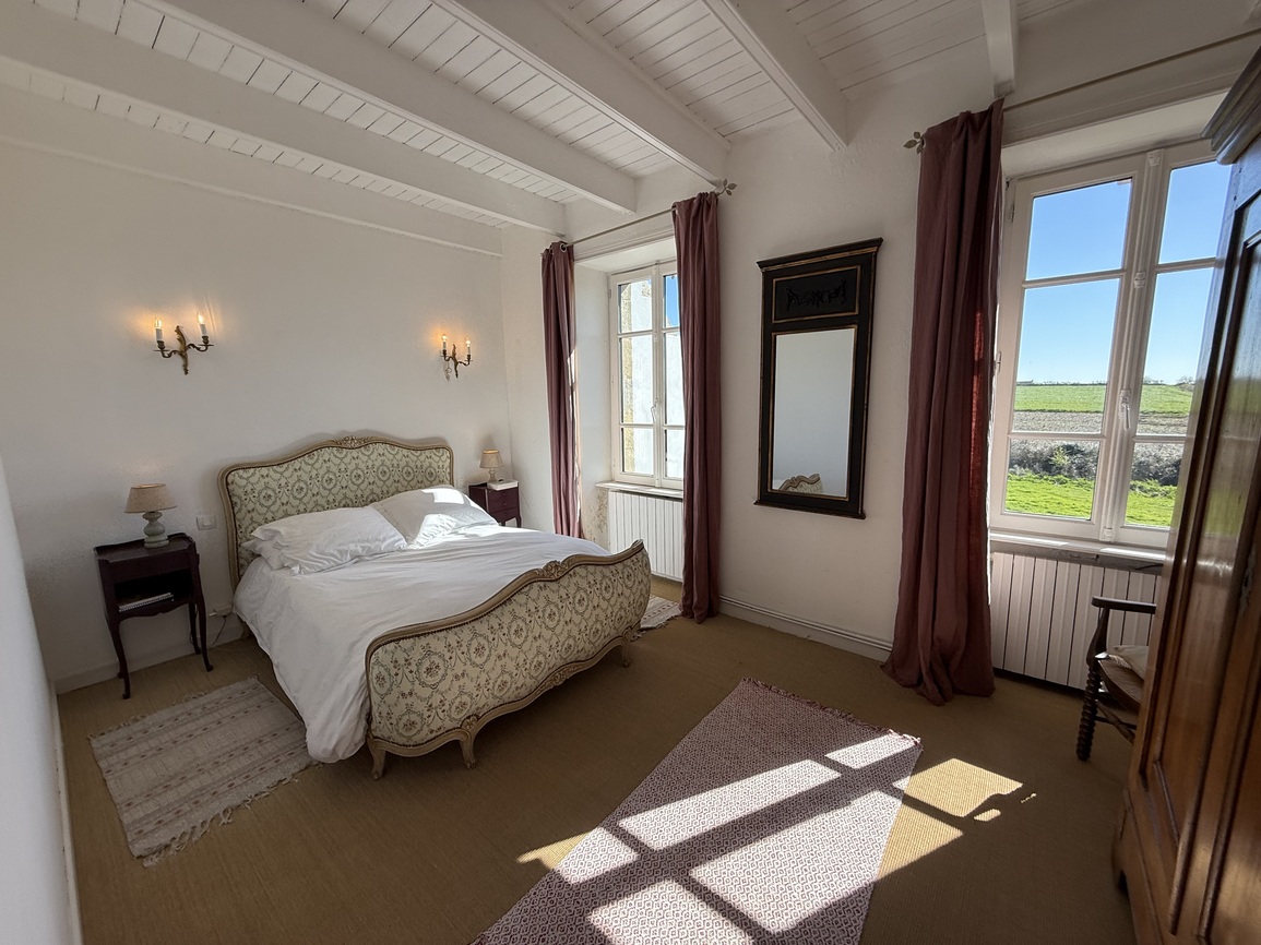 Primelin – Maison de Maître & sa Forge Située à 300m de la Mer sur un Terrain Arboré de 2320 m²