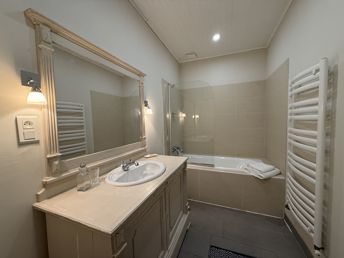 Primelin – Maison de Maître & sa Forge Située à 300m de la Mer sur un Terrain Arboré de 2320 m²