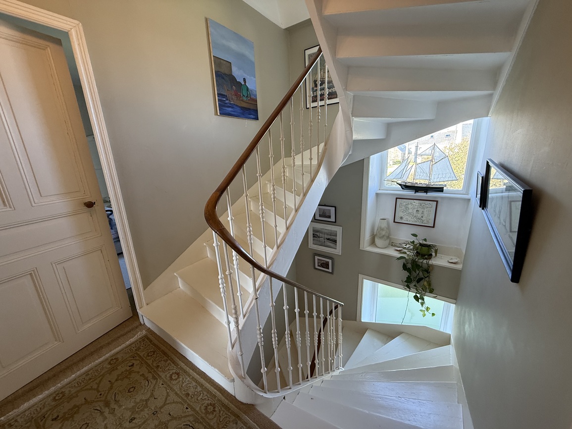 Primelin – Maison de Maître & sa Forge Située à 300m de la Mer sur un Terrain Arboré de 2320 m²