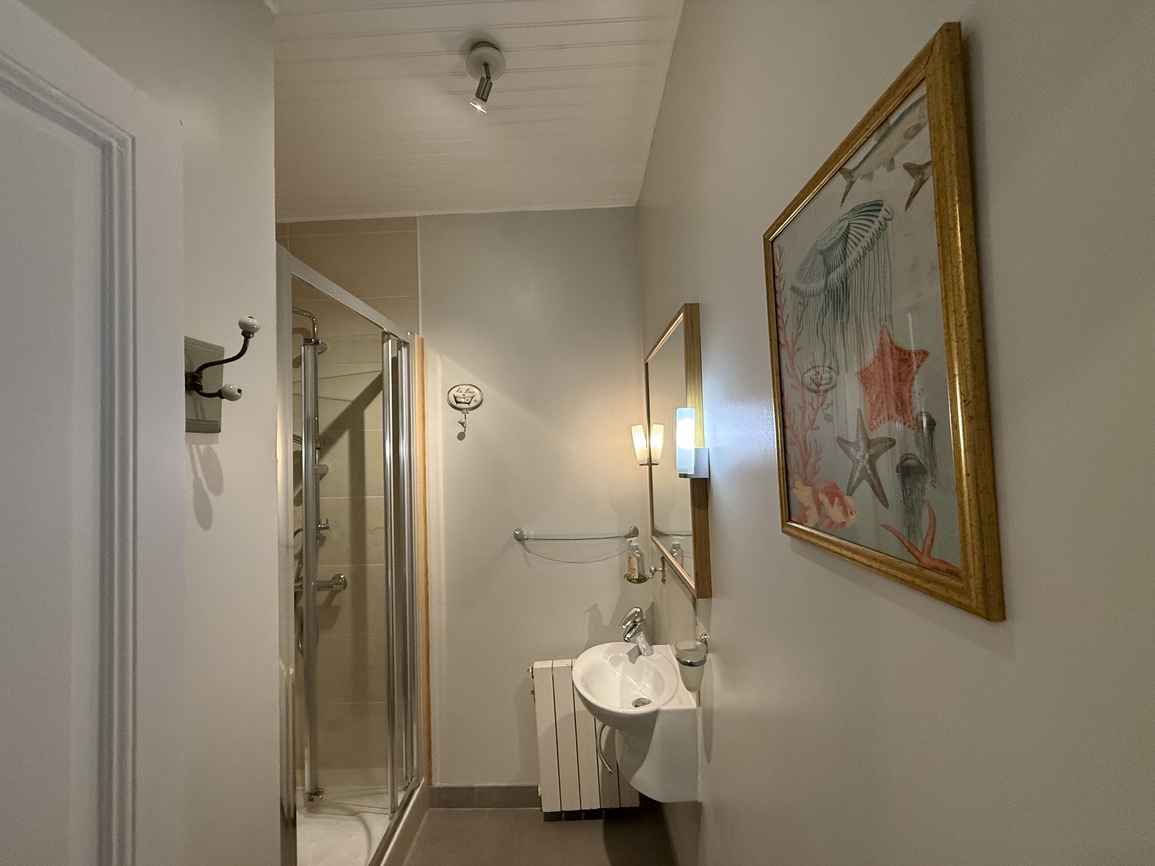 Primelin – Maison de Maître & sa Forge Située à 300m de la Mer sur un Terrain Arboré de 2320 m²