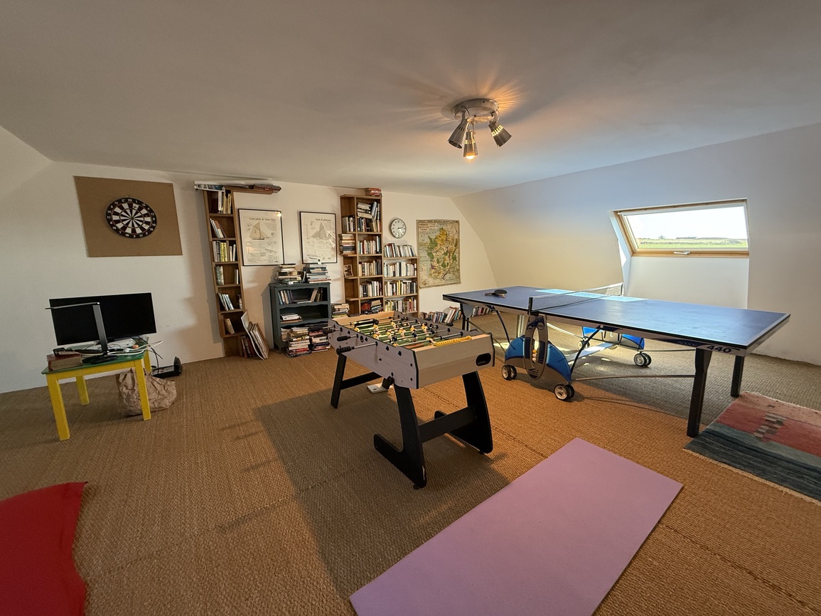 Primelin – Maison de Maître & sa Forge Située à 300m de la Mer sur un Terrain Arboré de 2320 m²