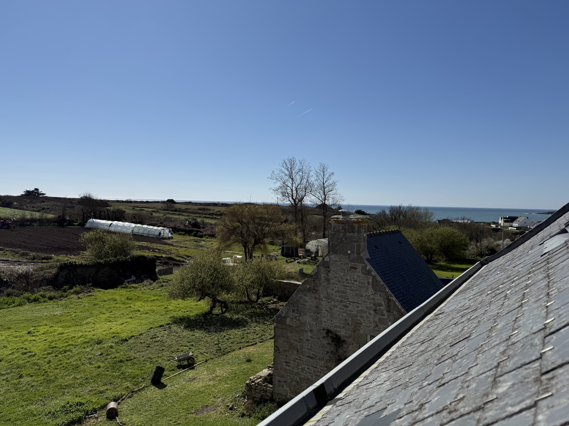 Primelin – Maison de Maître & sa Forge Située à 300m de la Mer sur un Terrain Arboré de 2320 m²