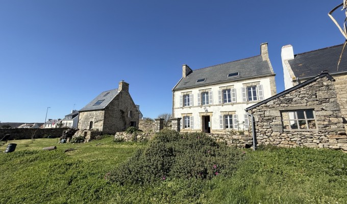 Primelin – Maison de Maître & sa Forge Située à 300m de la Mer sur un Terrain Arboré de 2320 m²