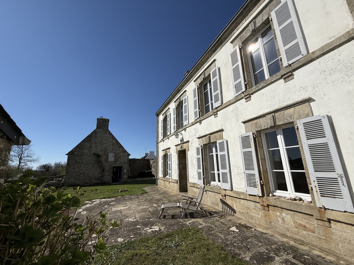 Primelin – Maison de Maître & sa Forge Située à 300m de la Mer sur un Terrain Arboré de 2320 m²